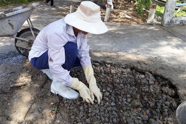 Chuyện về anh thợ hồ tự nguyện vá đường, sửa cầu ở Bạc Liêu