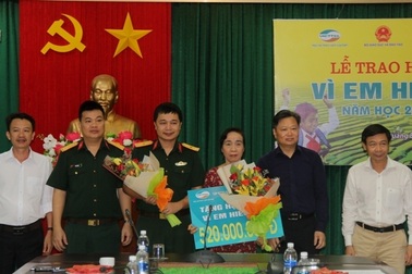 Học bổng “Vì em hiếu học” trao 520 triệu đồng đến học sinh nghèo Quảng Bình