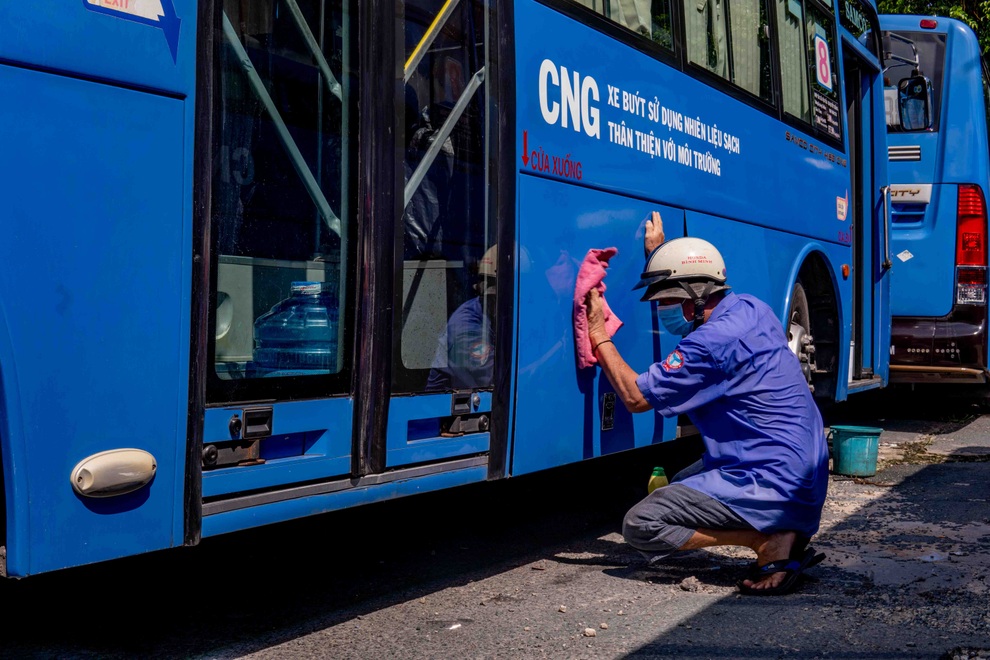 Tài xế, phụ xe hãi hùng kể lại 4 tháng sống trên xe buýt ở TPHCM - 1 Tài xế, phụ xe hãi hùng kể lại 4 tháng sống trên xe buýt ở TPHCM - 1
