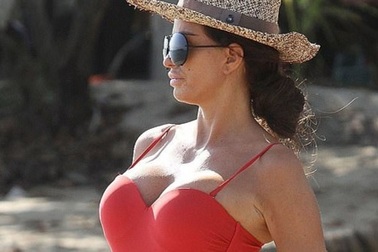 Katie Price thư thái đi tắm biển sau tuyên bố phá sản