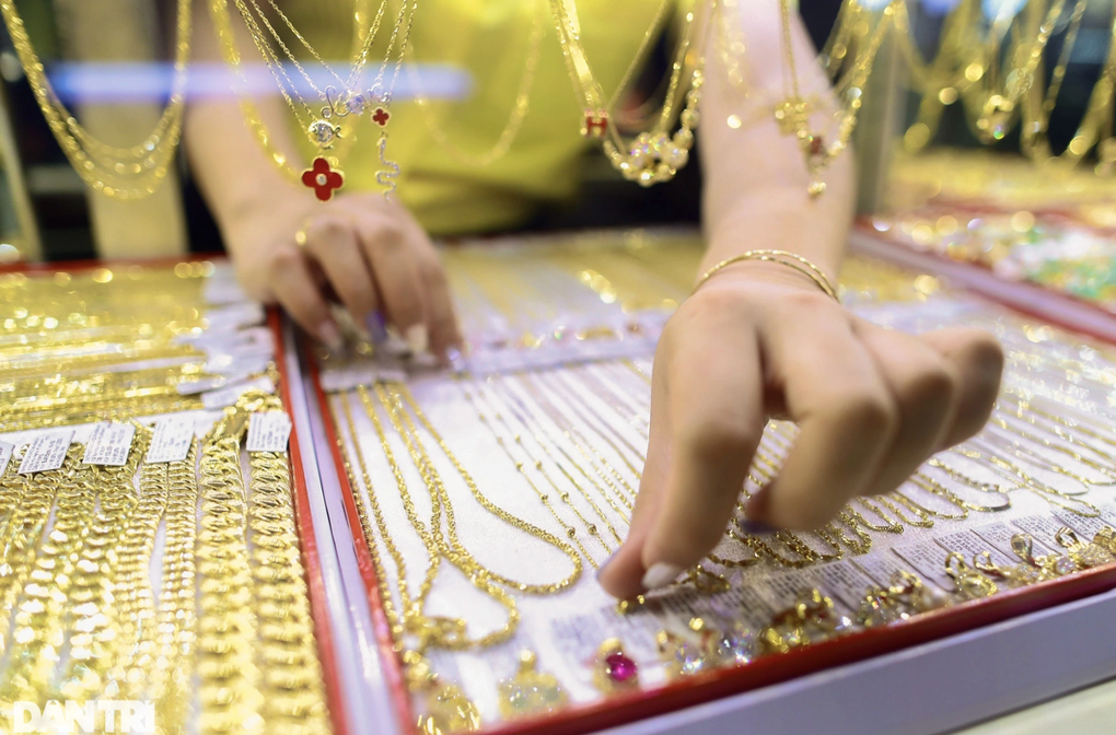 Giá vàng nhảy múa, người mua lỗ nặng sau một tuần - 1 Giá vàng nhảy múa, người mua lỗ nặng sau một tuần - 1
