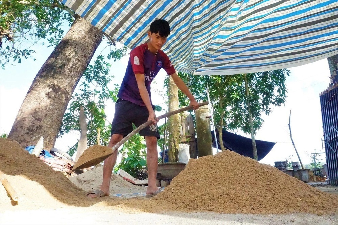 Bí thư Chi đoàn mê xi măng, đất đá, thu tiền đều tay từ việc khởi nghiệp - 2 Bí thư Chi đoàn mê xi măng, đất đá, thu tiền đều tay từ việc khởi nghiệp - 2
