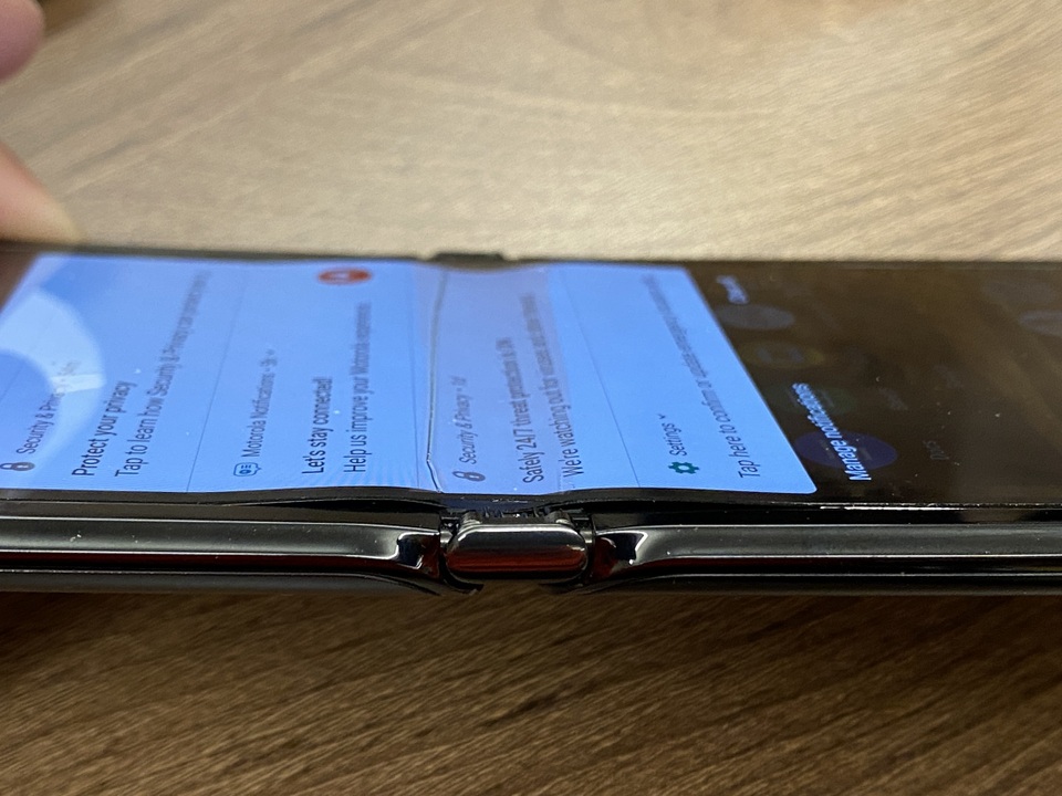 Màn hình gập Motorola Razr 2019 bị bong sau 1 tuần sử dụng - 2 Màn hình gập Motorola Razr 2019 bị bong sau 1 tuần sử dụng - 2