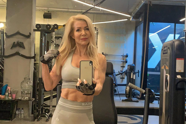 Cụ bà U70 có vóc dáng như tuổi đôi mươi, tự tin hẹn hò trai trẻ