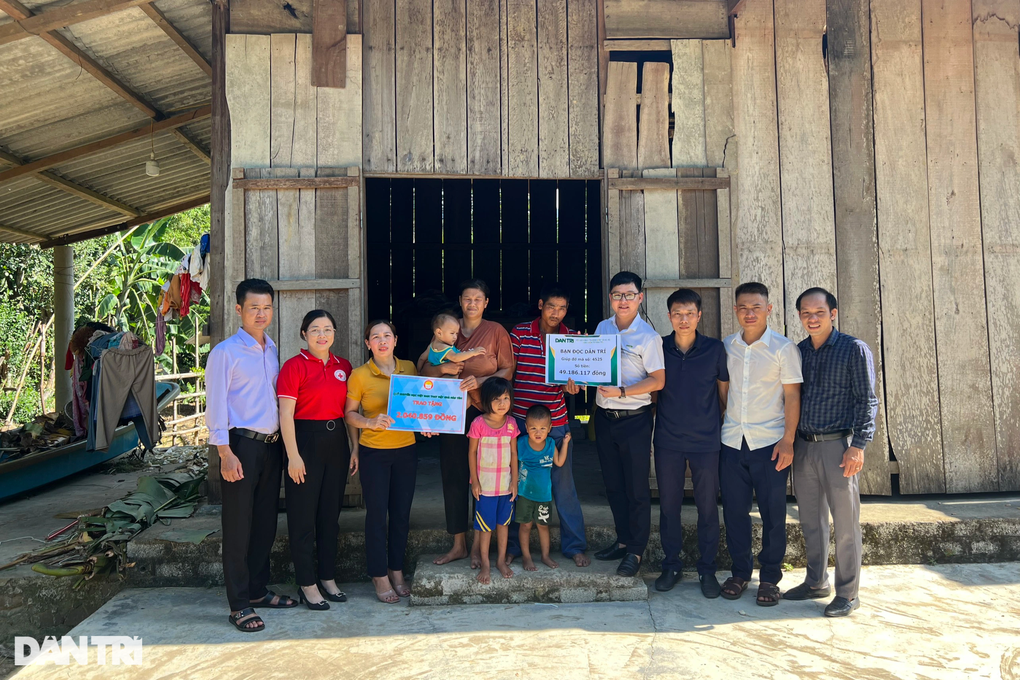 Cặp vợ chồng ngây dại cùng 4 đứa con thơ có nhà mới nhờ bạn đọc Dân trí - 2 Cặp vợ chồng ngây dại cùng 4 đứa con thơ có nhà mới nhờ bạn đọc Dân trí - 2