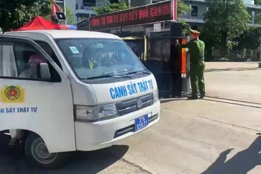 Công an vượt đồi núi tìm thí sinh, đưa phụ huynh đột quỵ vì nắng đi cấp cứu