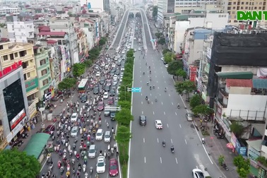 Hà Nội: Cảnh nghìn người "chôn chân" trong dòng xe cộ tại Ngã Tư Sở