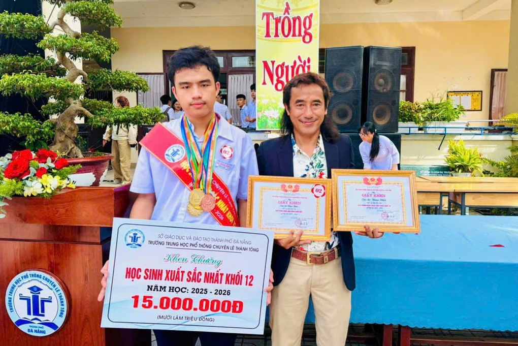 Nam sinh mang băng chéo, đeo huy chương trĩu cổ đi xe đạp về nhà - 2