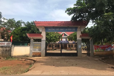 Hiệu trưởng tự ý chia nhỏ tiền học bổng hỗ trợ học sinh nghèo