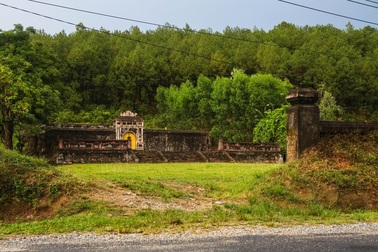 "Giấc ngủ sâu" của lăng mộ cha đẻ vua Gia Long