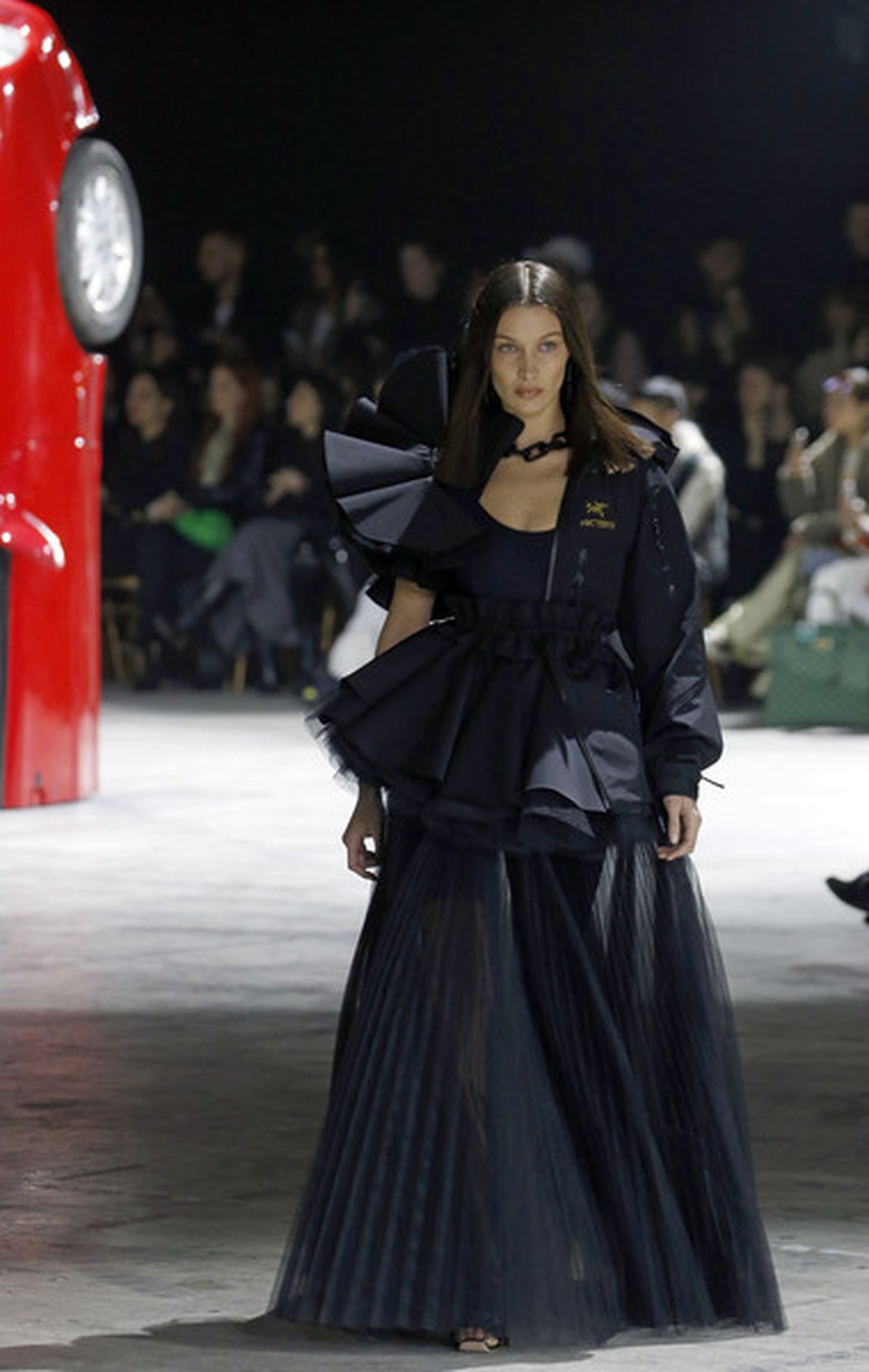 Siêu mẫu cao 1,88m trình diễn ấn tượng tại Pháp - 5