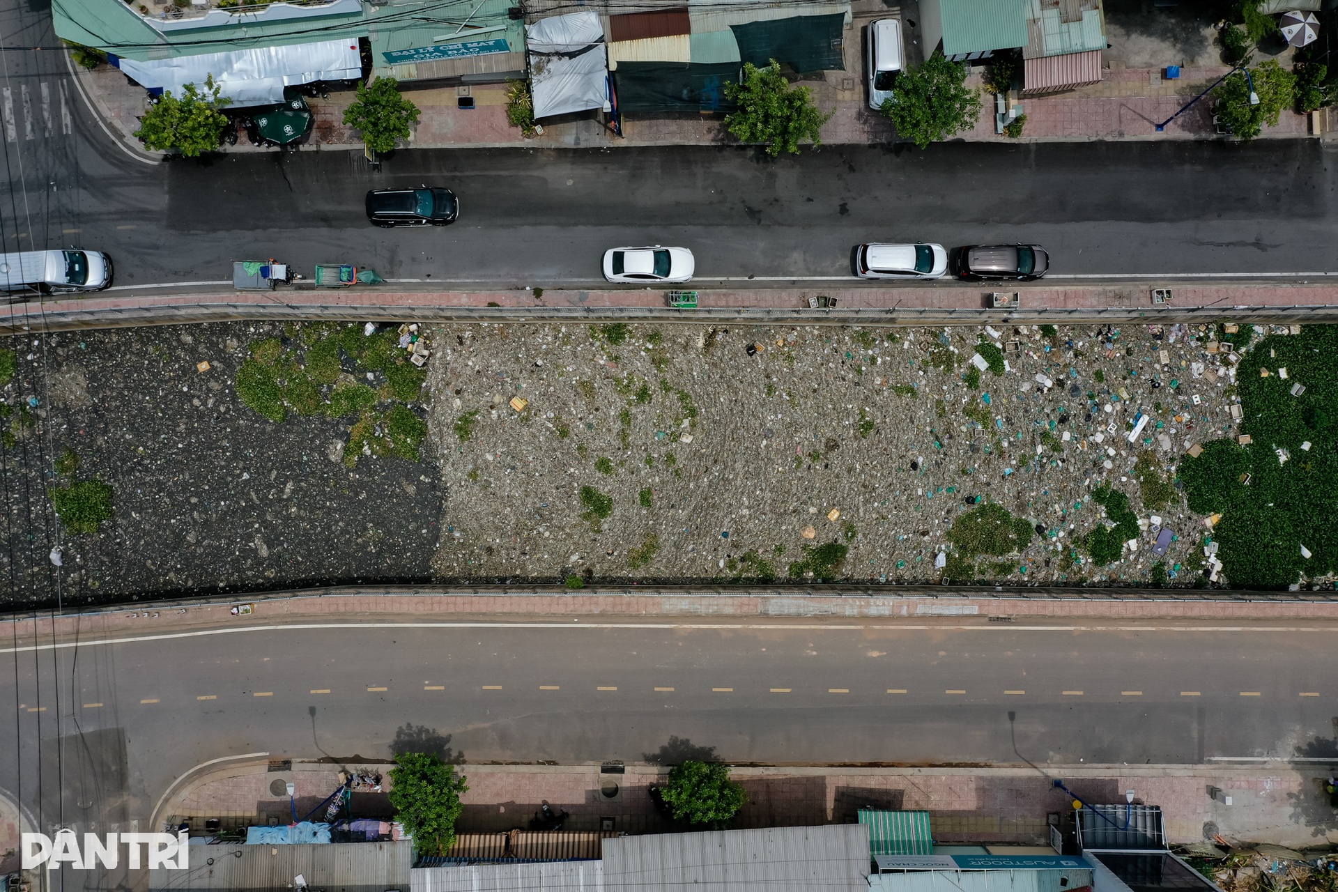 Hàng trăm tấn rác tại Kênh Nước Đen ở TPHCM đã được dọn sạch - 12