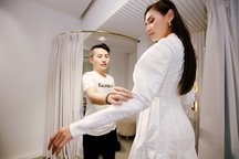 Võ Hoàng Yến mặc váy xuyên thấu trên sàn catwalk