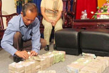 Trả lại 2 tỉ đồng và 30.000 USD cho bị hại 