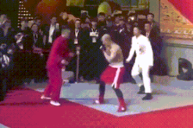 Sư phụ của Đinh Hạo chính là người bị võ sĩ quyền anh một tay đánh bại