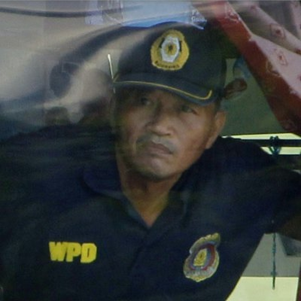 Cựu cảnh sát cướp xe buýt, bắt cóc một đoàn khách du lịch - 1 Cựu cảnh sát cướp xe buýt, bắt cóc một đoàn khách du lịch - 1