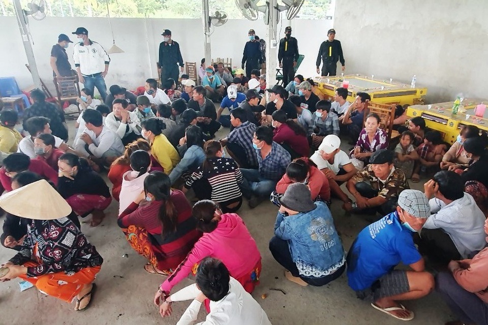 Tạm giữ 75 đối tượng, thu hàng trăm triệu đồng tại sới bạc - 1 Tạm giữ 75 đối tượng, thu hàng trăm triệu đồng tại sới bạc - 1