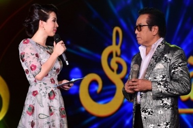 Hoa hậu Thu Hoài “e ấp” bên danh ca U70 Elvis Phương