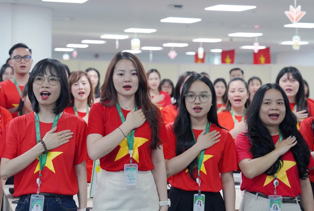 16.000 nhân sự VPBank mặc áo cờ đỏ sao vàng, hát Quốc ca - 3 16.000 nhân sự VPBank mặc áo cờ đỏ sao vàng, hát Quốc ca - 3