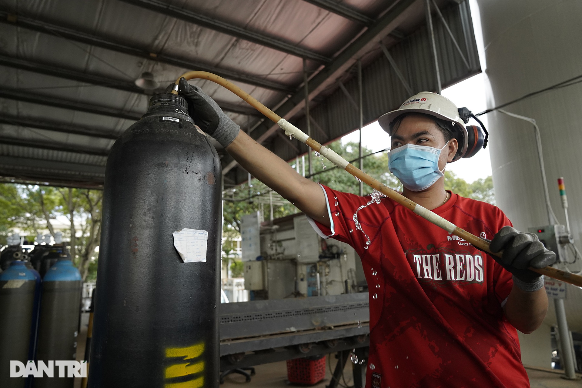 Cận cảnh xưởng sang chiết mỗi ngày cấp 800 bình oxy điều trị Covid-19 - 6