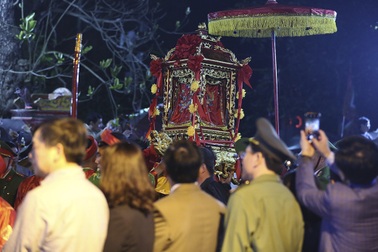 Kiệu rước ấn đền Trần vẫn hứng “cơn mưa” tiền lẻ