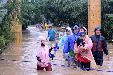 4 cô giáo mầm non vừa khóc vừa ngụp lặn vớt học trò