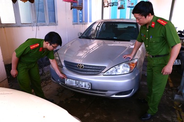 Tạm giữ nhiều xe "sang" nghi dùng giấy tờ giả