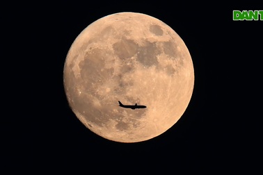 Ngắm siêu trăng trên bầu trời Hà Nội đêm trăng Rằm ngày 30/8