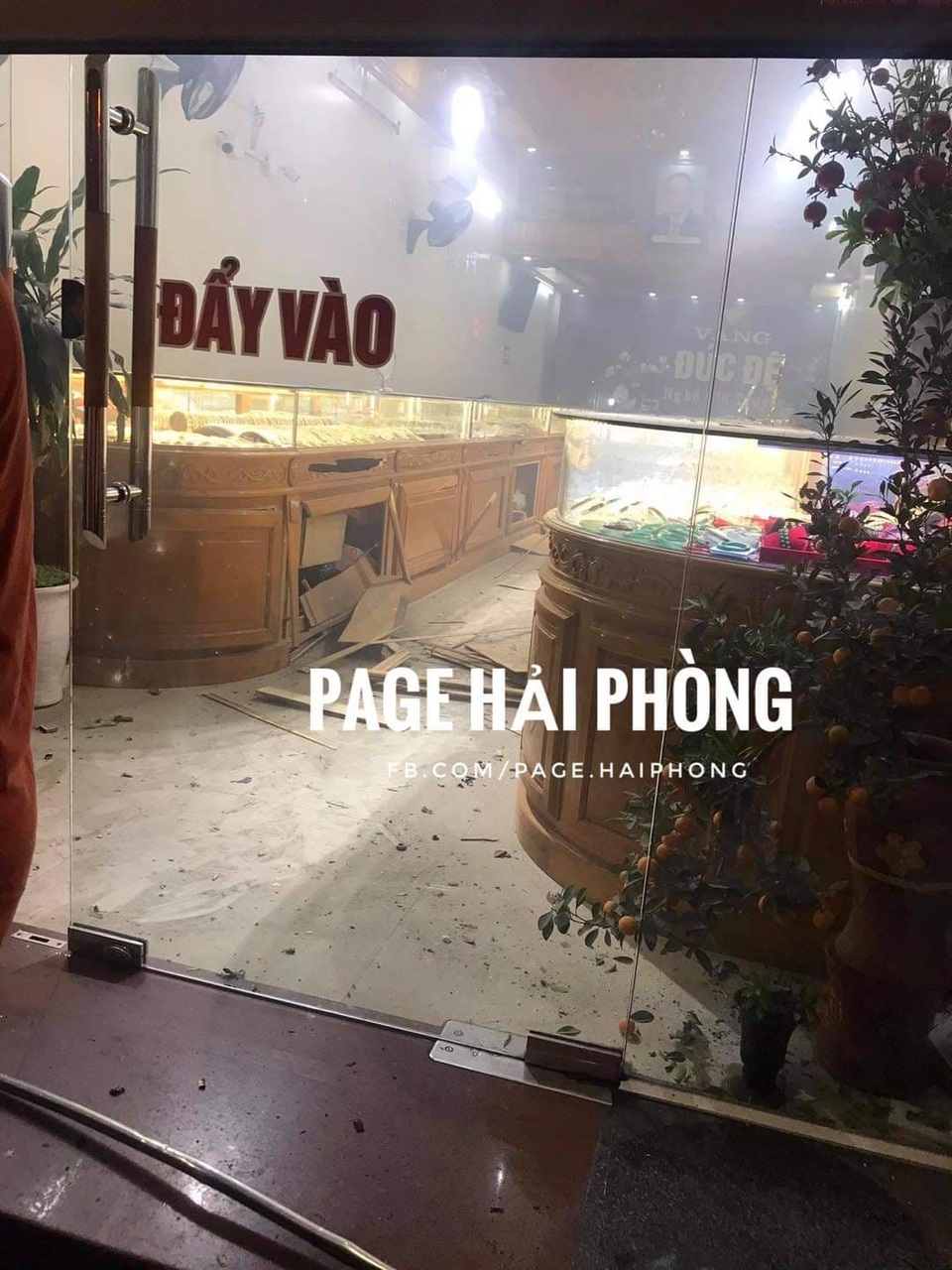 Truy bắt đối tượng nghi quăng mìn tự chế vào tiệm vàng - 1 Truy bắt đối tượng nghi quăng mìn tự chế vào tiệm vàng - 1