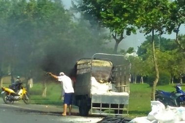 Xe chở gạo cháy ngùn ngụt dưới chân cầu