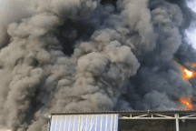 Xưởng mút xốp rộng 500m2 ở Bình Dương bốc cháy dữ dội