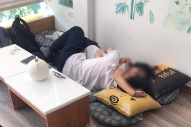 Cặp đôi trẻ vô tư "sờ soạng" nơi công cộng: Do nhận thức và dạy dỗ