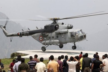 Trực thăng đâm vào núi trong khi cứu hộ lũ lụt, 8 người chết