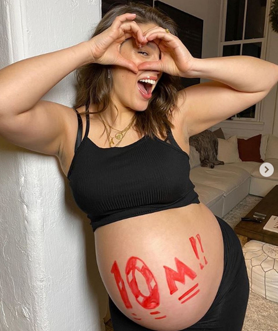 Ashley Graham khoe bụng bầu 9 tháng - 1