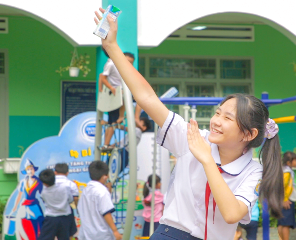 Phát sốt với loạt khoảnh khắc đáng yêu của bé cùng vũ điệu uống sữa - 8 Phát sốt với loạt khoảnh khắc đáng yêu của bé cùng vũ điệu uống sữa - 8