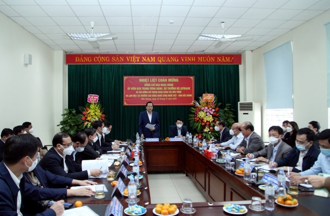 Bộ trưởng Đào Ngọc Dung phát biểu tại buổi làm việc với nhà trường.