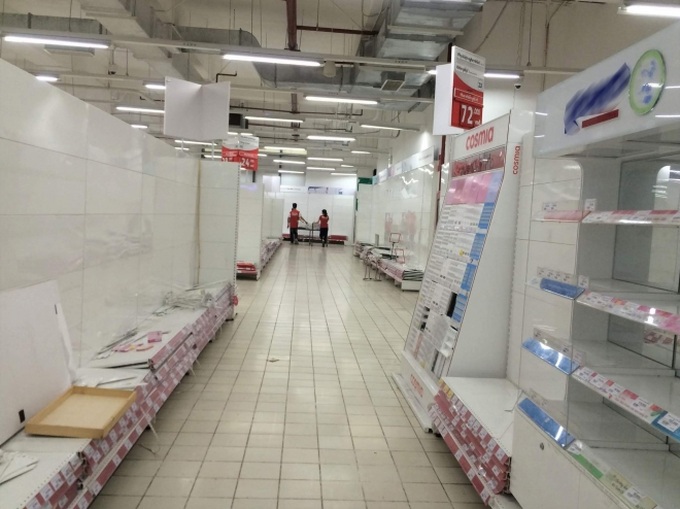 Siêu thị Auchan vắng vẻ, lặng lẽ tháo các kệ hàng sau bão giảm giá - Ảnh 5. Siêu thị Auchan vắng vẻ, lặng lẽ tháo các kệ hàng sau bão giảm giá - Ảnh 5.