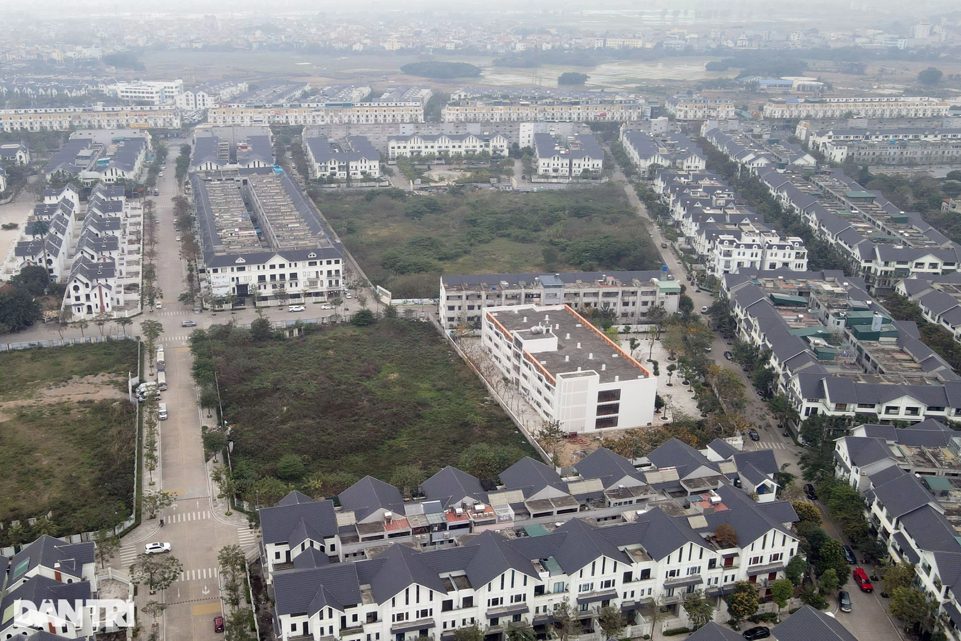 Tăng giá điên cuồng, hàng loạt biệt thự triệu đô vẫn vắng bóng người ở - 8 Tăng giá điên cuồng, hàng loạt biệt thự triệu đô vẫn vắng bóng người ở - 8