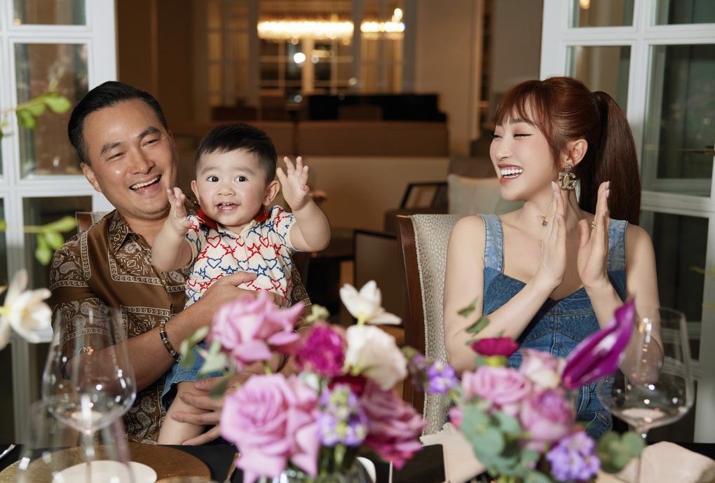 Vợ kém 16 tuổi của Chi Bảo: Chồng cưng chiều, sắc vóc trông mòn con mắt - 4