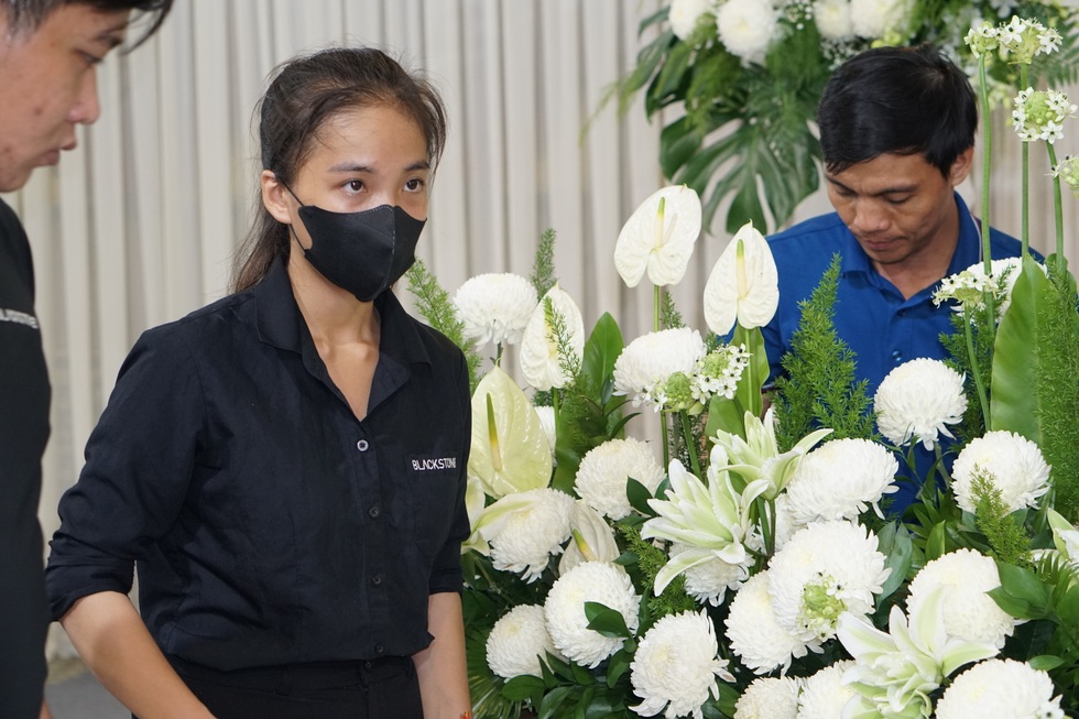 Nữ chuyên viên Gen Z trang điểm tử thi kể chuyện người chết bật dậy ôm chặt - 3 Nữ chuyên viên Gen Z trang điểm tử thi kể chuyện người chết bật dậy ôm chặt - 3