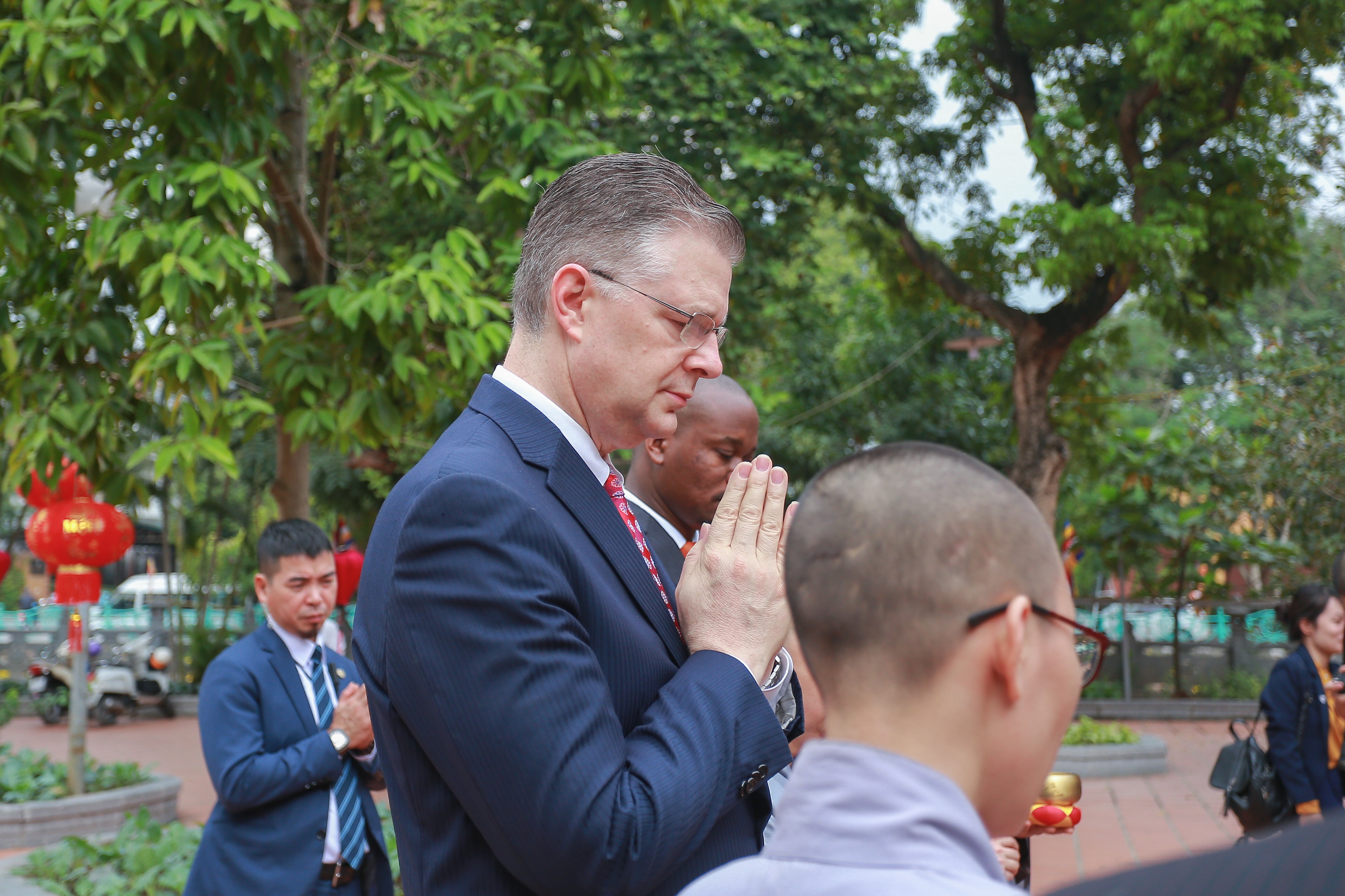 Đại sứ Mỹ thả cá chép, chúc mừng năm mới bằng tiếng Việt - 9 Đại sứ Mỹ thả cá chép, chúc mừng năm mới bằng tiếng Việt - 9