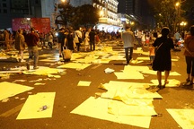 Phố đi bộ Nguyễn Huệ đầy rác sau đêm giao thừa