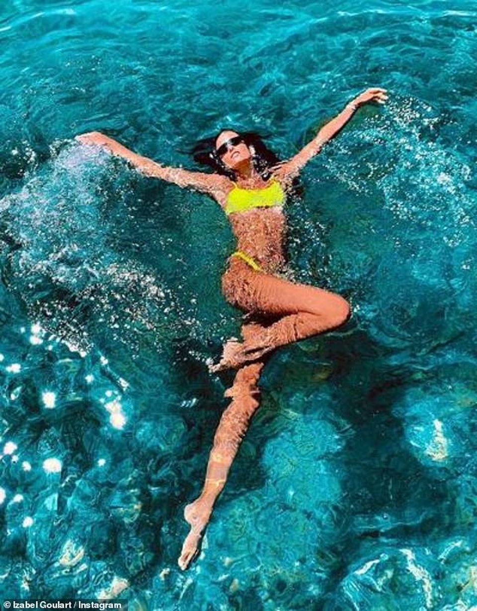 Izabel Goulart gợi cảm mặc bikini nhảy dây - 6 Izabel Goulart gợi cảm mặc bikini nhảy dây - 6