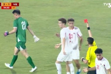 Trọng tài mắc sai lầm khiến thủ môn U20 Việt Nam chịu thẻ đỏ oan uổng?