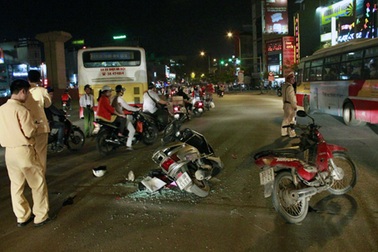 Hà Nội: Xe máy tông xe buýt, 2 người nhập viện