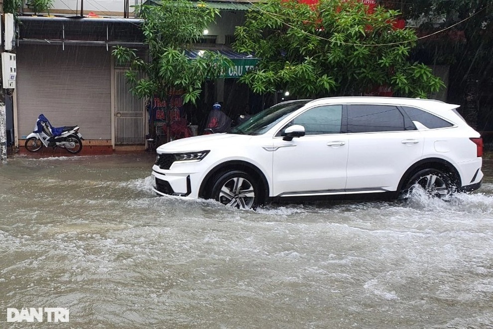 Mưa lớn nước ngập cả mét, phương tiện giao thông bơi trên đường - 5 Mưa lớn nước ngập cả mét, phương tiện giao thông bơi trên đường - 5