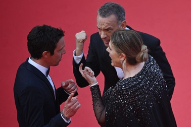 Tom Hanks nổi nóng trên thảm đỏ, Natalie Portman chỉ trích ngành điện ảnh