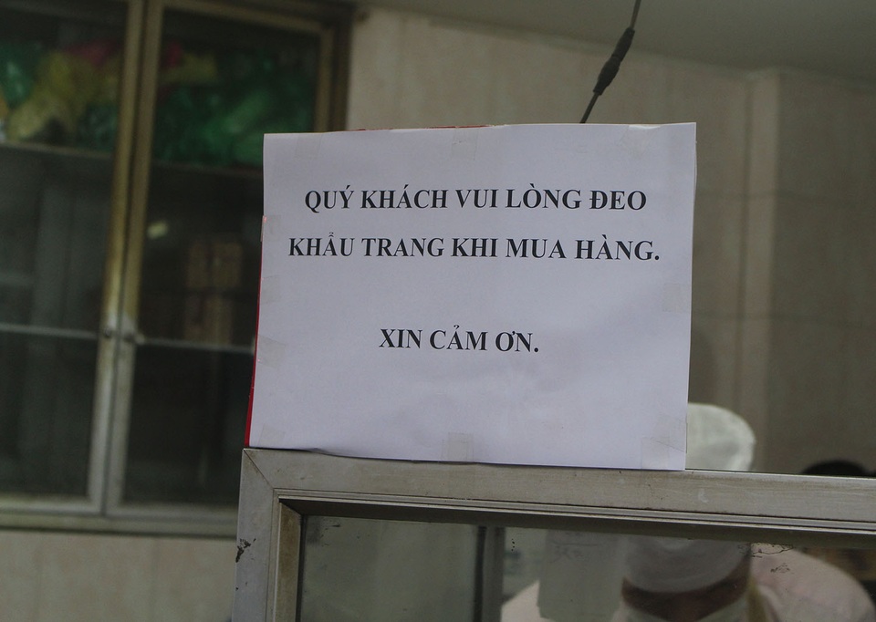 Người Hà Nội dậy từ 5 giờ sáng, bịt mặt, xếp hàng mua bánh trôi bánh chay - 4 Người Hà Nội dậy từ 5 giờ sáng, bịt mặt, xếp hàng mua bánh trôi bánh chay - 4