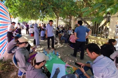 "Cơn sốt" đấu giá đất làng ven đô