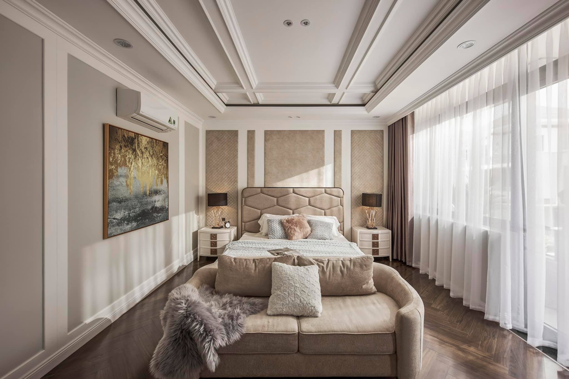 Căn biệt thự đẹp lung linh với nội thất màu Champagne, lạ mà cuốn hút - 8